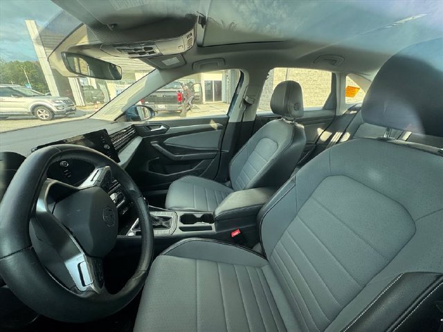 Used 2025 Volkswagen Jetta SE FWD image 4