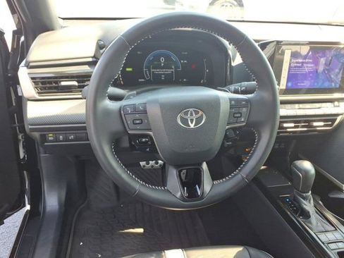 Used 2025 Toyota Camry SE FWD image 7