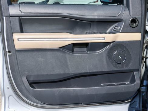 Used 2024 Ford Expedition Limited image 13