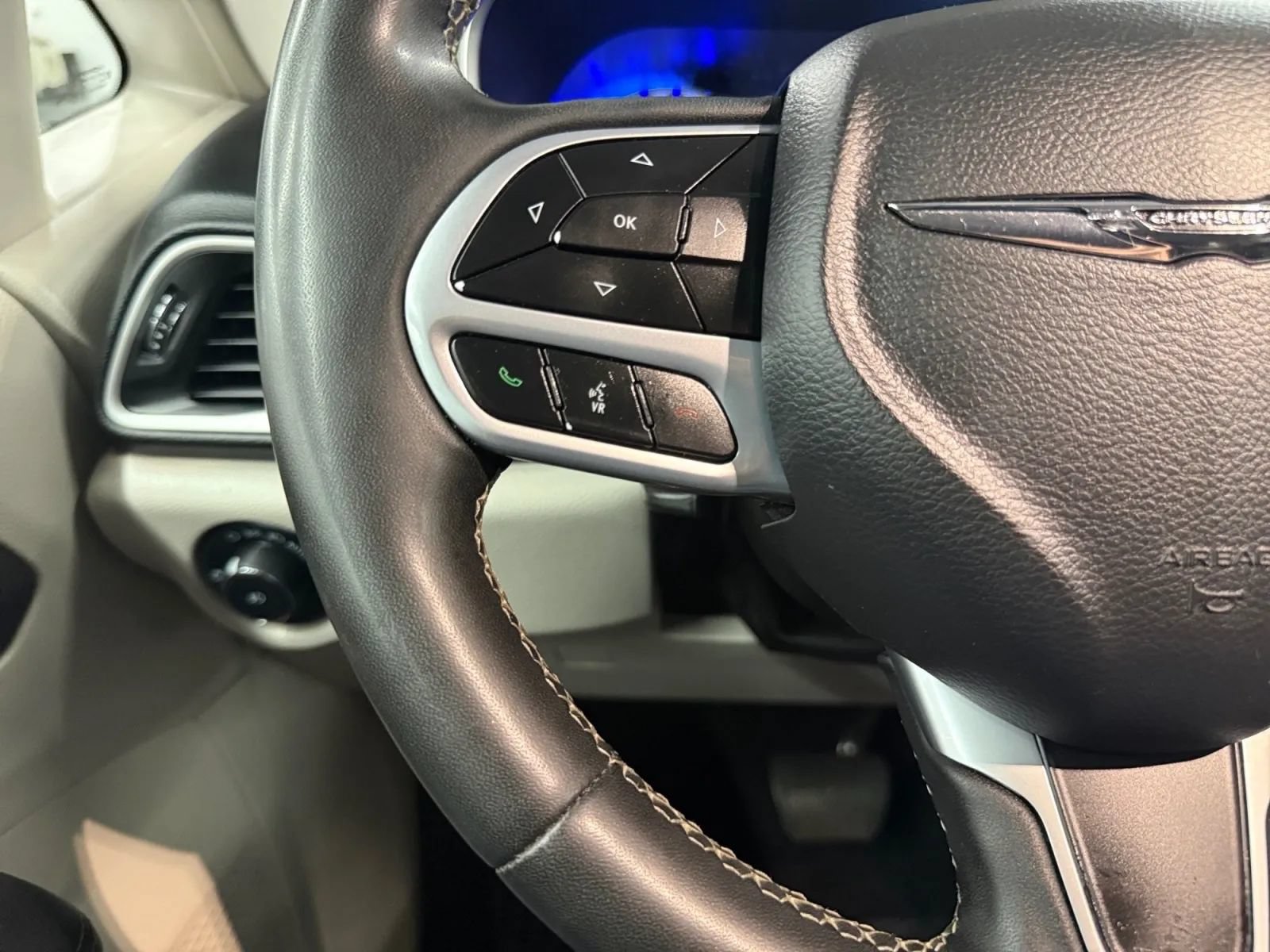 Used 2023 Chrysler Pacifica Touring-L FWD image 23