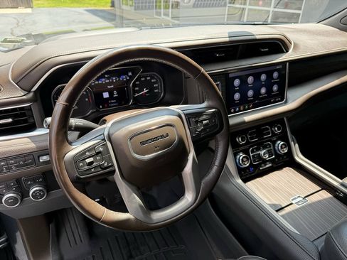 Used 2021 GMC Yukon XL Denali AWD/4WD image 14