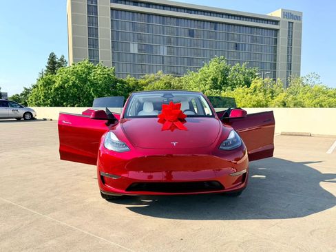 Used 2024 Tesla Model Y Long Range RWD image 48