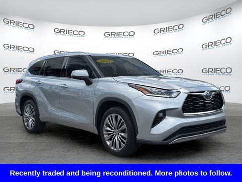 Used 2022 Toyota Highlander Platinum FWD image 1