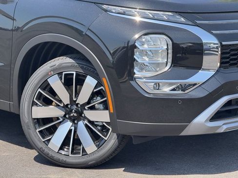 New 2025 Mitsubishi Outlander SE image 2