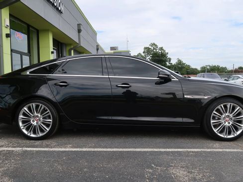 Used 2017 Jaguar XJ R-Sport image 8