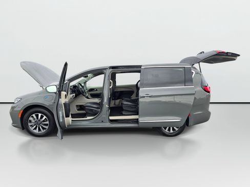 Used 2022 Chrysler Pacifica Limited FWD image 9