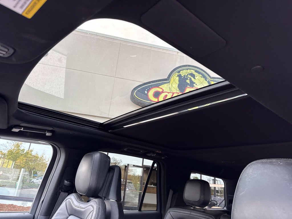 Used 2023 Lincoln Navigator Reserve AWD/4WD image 2