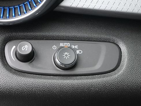 Used 2025 Chevrolet Trax LT FWD image 16