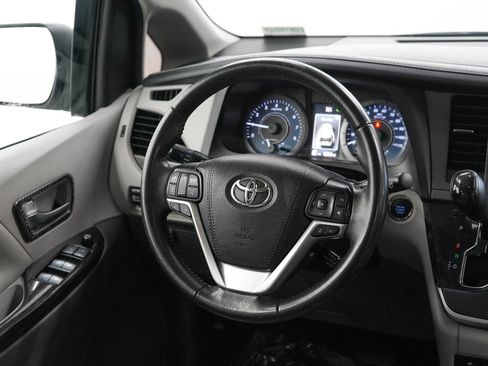 Used 2020 Toyota Sienna XLE w/ XLE Navigation Package FWD image 15