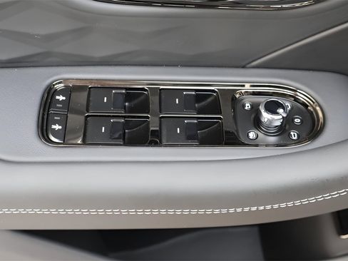 New 2025 Bentley Flying Spur Plug-In Hybrid image 13