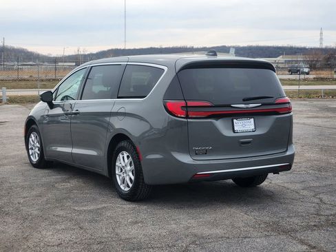Used 2023 Chrysler Pacifica Touring-L image 7