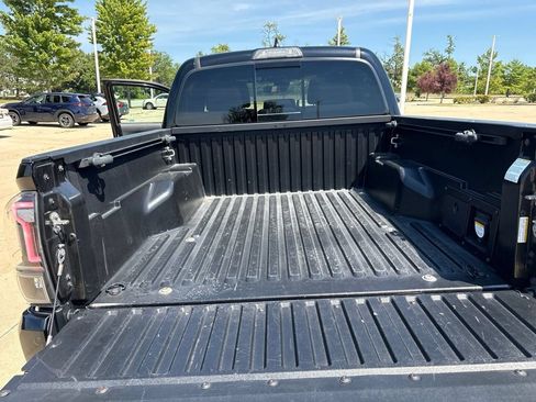 Used 2019 Toyota Tacoma TRD Off-Road w/ Technology Package AWD/4WD image 23