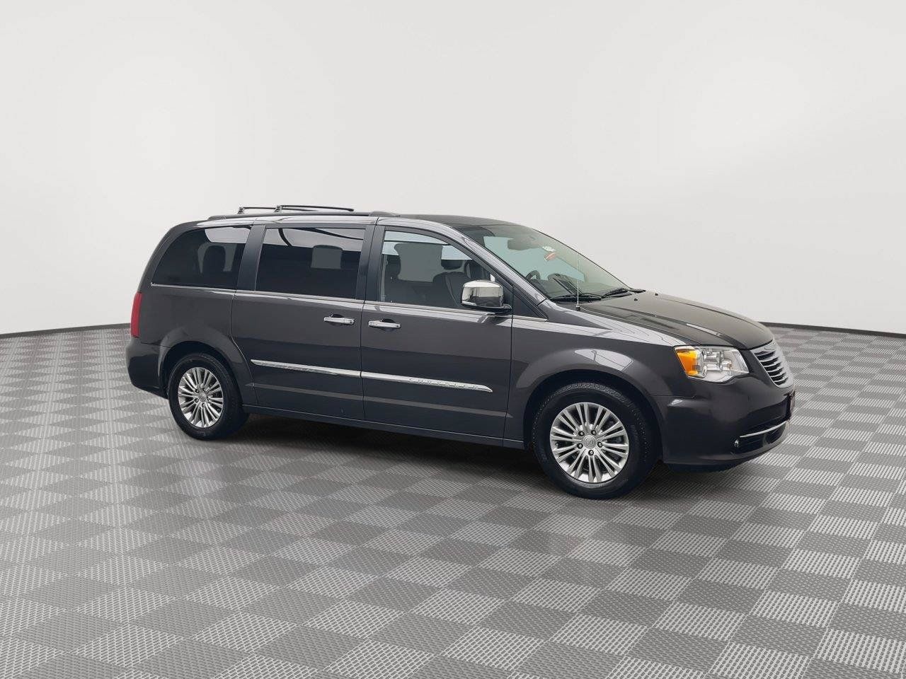 Used 2015 Chrysler Town & Country Touring-L w/ Driver Convenience Group FWD image 37