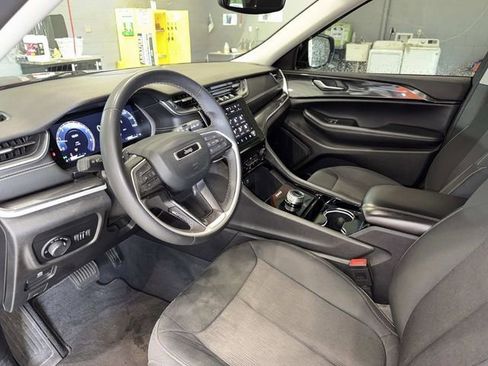 Used 2023 Jeep Grand Cherokee Laredo RWD image 19