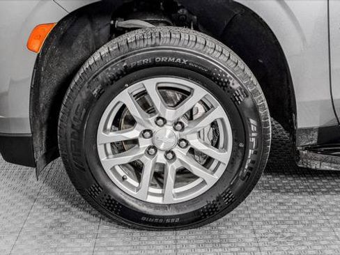 Used 2022 Chevrolet Suburban LT RWD image 36