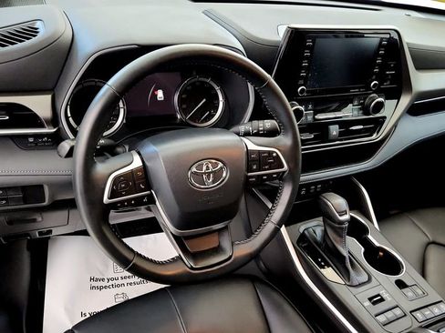 Used 2022 Toyota Highlander XLE AWD/4WD image 25
