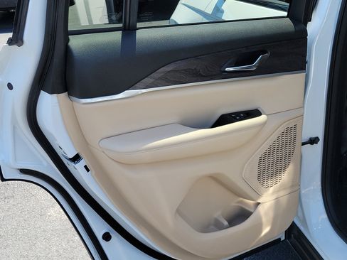 Used 2023 Jeep Grand Cherokee Limited w/ Black Appearance Package image 13