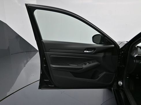 Used 2024 Nissan Altima 2.5 SV FWD image 10