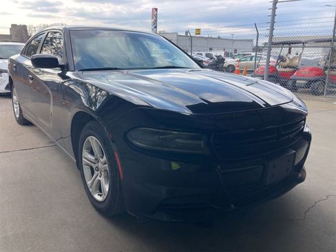 Used 2020 Dodge Charger SXT image 2