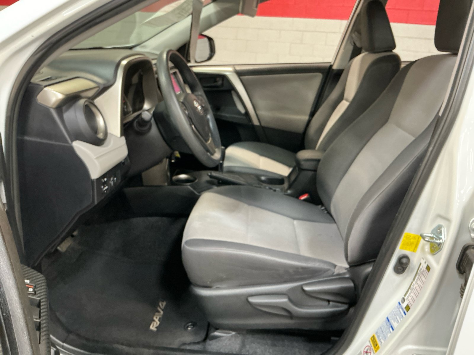 Used 2015 Toyota RAV4 LE AWD/4WD image 14