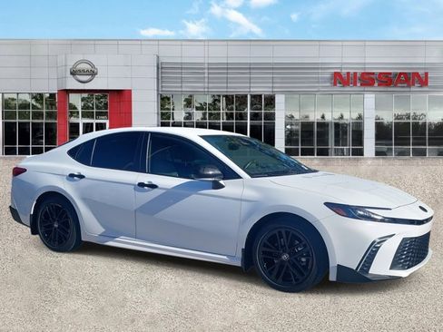 Used 2025 Toyota Camry SE image 2