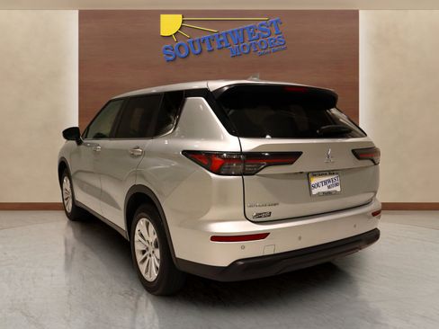 Used 2025 Mitsubishi Outlander ES image 2