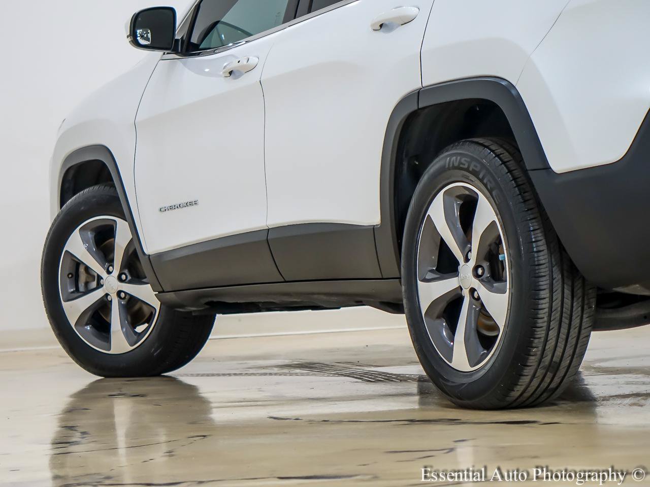 Used 2019 Jeep Cherokee Limited AWD/4WD image 11