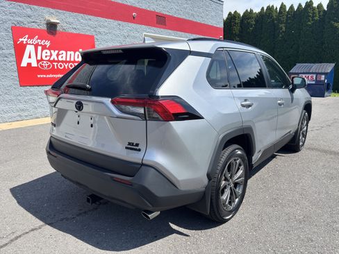 Used 2022 Toyota RAV4 XLE Premium AWD/4WD image 3