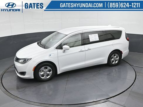 Used 2017 Chrysler Pacifica Touring Plus image 55