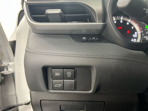 Used 2025 Toyota Highlander LE AWD/4WD image 19