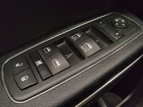 Used 2015 Chrysler 300 C RWD image 27