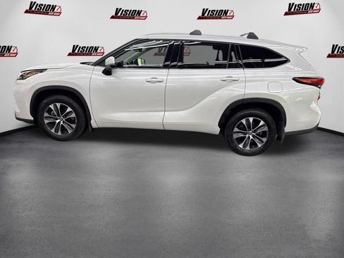 Used 2022 Toyota Highlander XLE AWD/4WD image 8