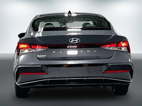Used 2025 Hyundai Elantra SE FWD image 6