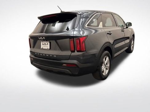 Used 2022 Kia Sorento LX FWD image 2