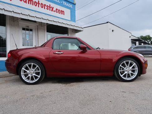 Used 2010 MAZDA MX-5 Miata Grand Touring w/ Premium Pkg RWD image 4