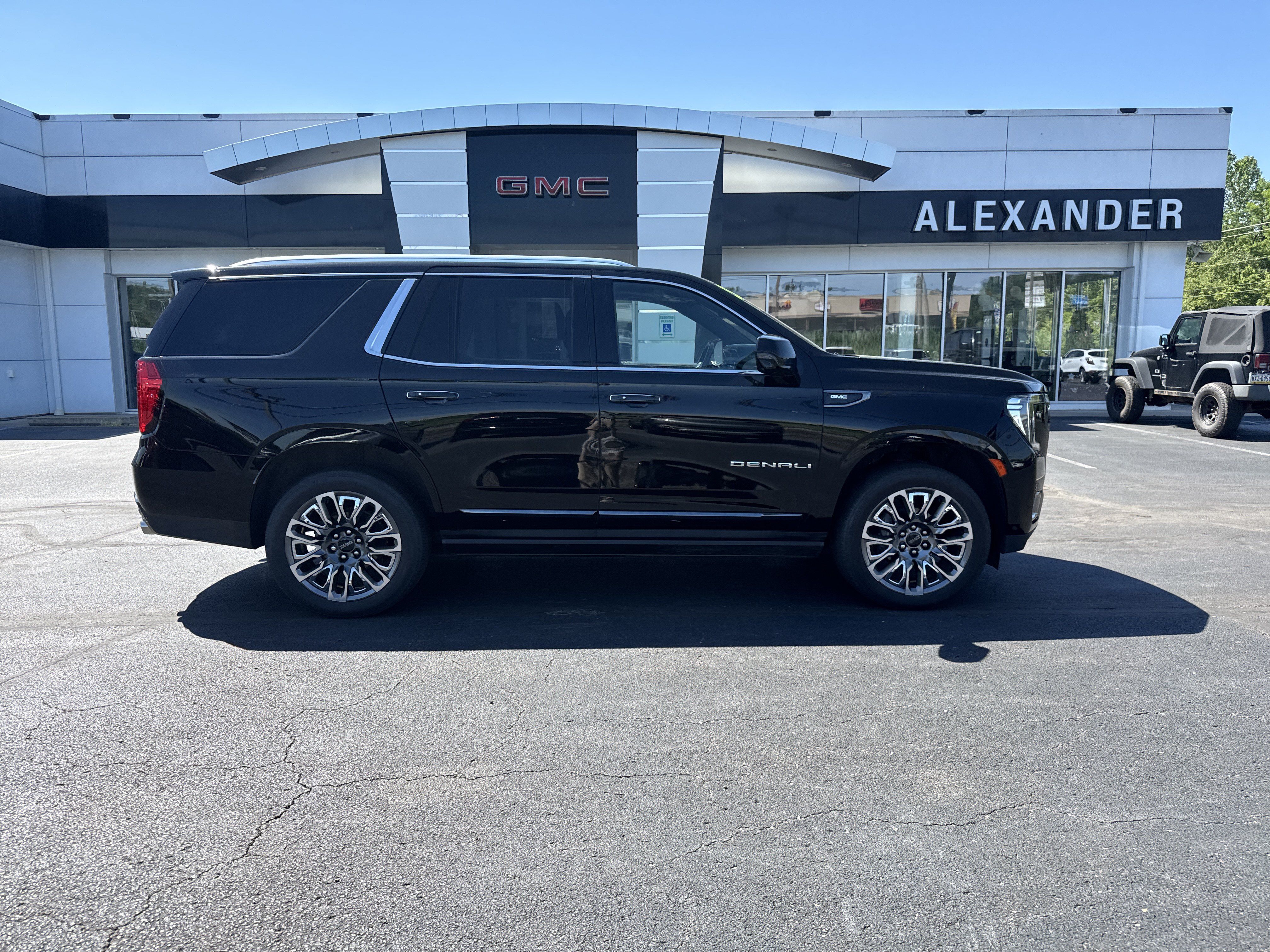 Used 2023 GMC Yukon Denali Ultimate AWD/4WD image 2