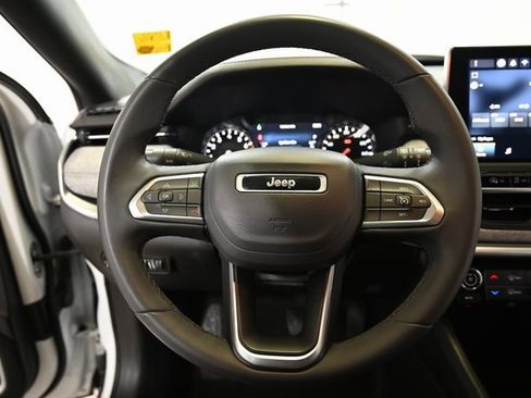 Used 2024 Jeep Compass Latitude image 4