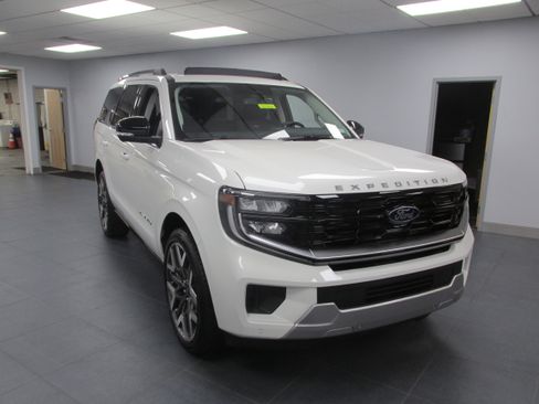 New 2025 Ford Expedition Platinum w/ Platinum Ultimate Package image 3