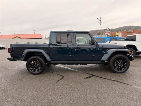 Used 2025 Jeep Gladiator Sport image 7