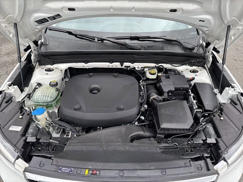 Used 2019 Volvo XC40 T5 Momentum image 12