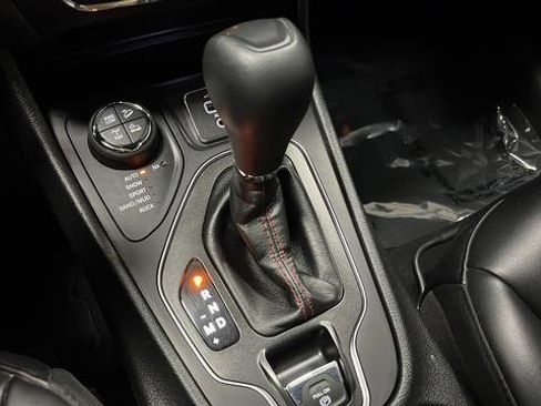Used 2020 Jeep Cherokee Trailhawk AWD/4WD image 18