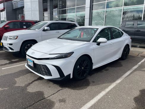 Used 2025 Toyota Camry SE image 2