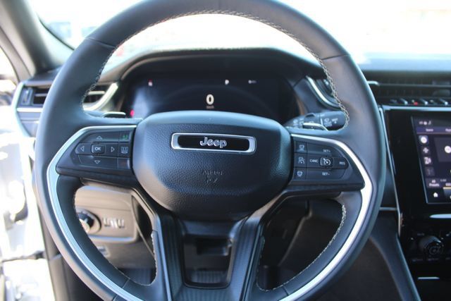 Used 2025 Jeep Grand Cherokee Altitude RWD image 15