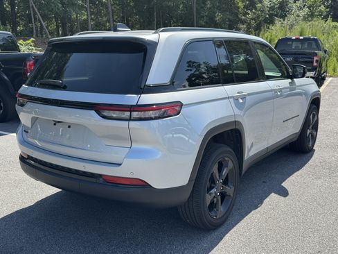 Used 2025 Jeep Grand Cherokee Altitude AWD/4WD image 5