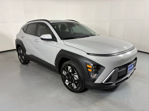Used 2025 Hyundai Kona SEL FWD image 2