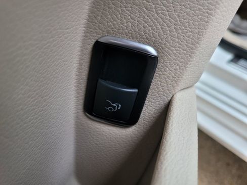 Used 2016 Mercedes-Benz E 350 4MATIC Sedan image 45