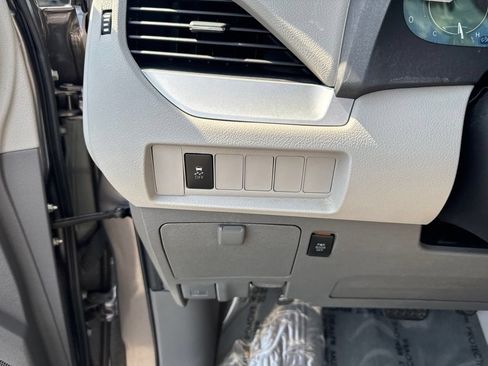Used 2020 Toyota Sienna LE FWD image 41