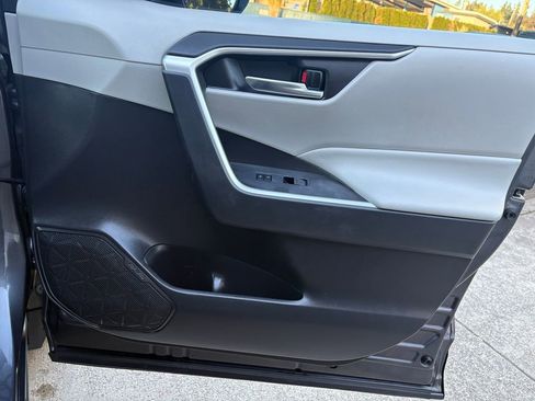 Used 2022 Toyota RAV4 XLE Premium image 26