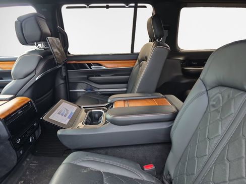 Used 2022 Jeep Grand Wagoneer Series III w/ Rear Seat Video Group 1 AWD/4WD image 24