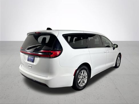 Used 2023 Chrysler Pacifica Touring-L FWD image 6